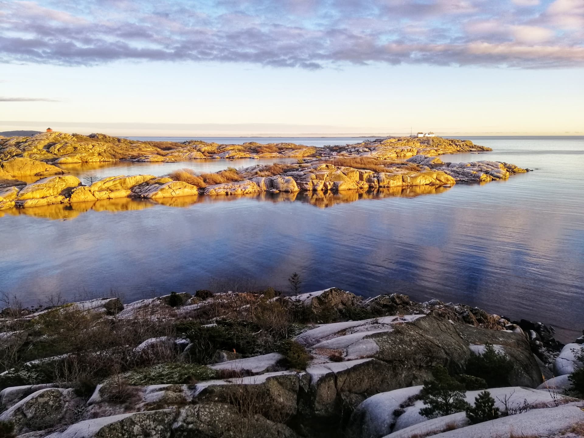 Klippor vid havet i gyllene morgonljus