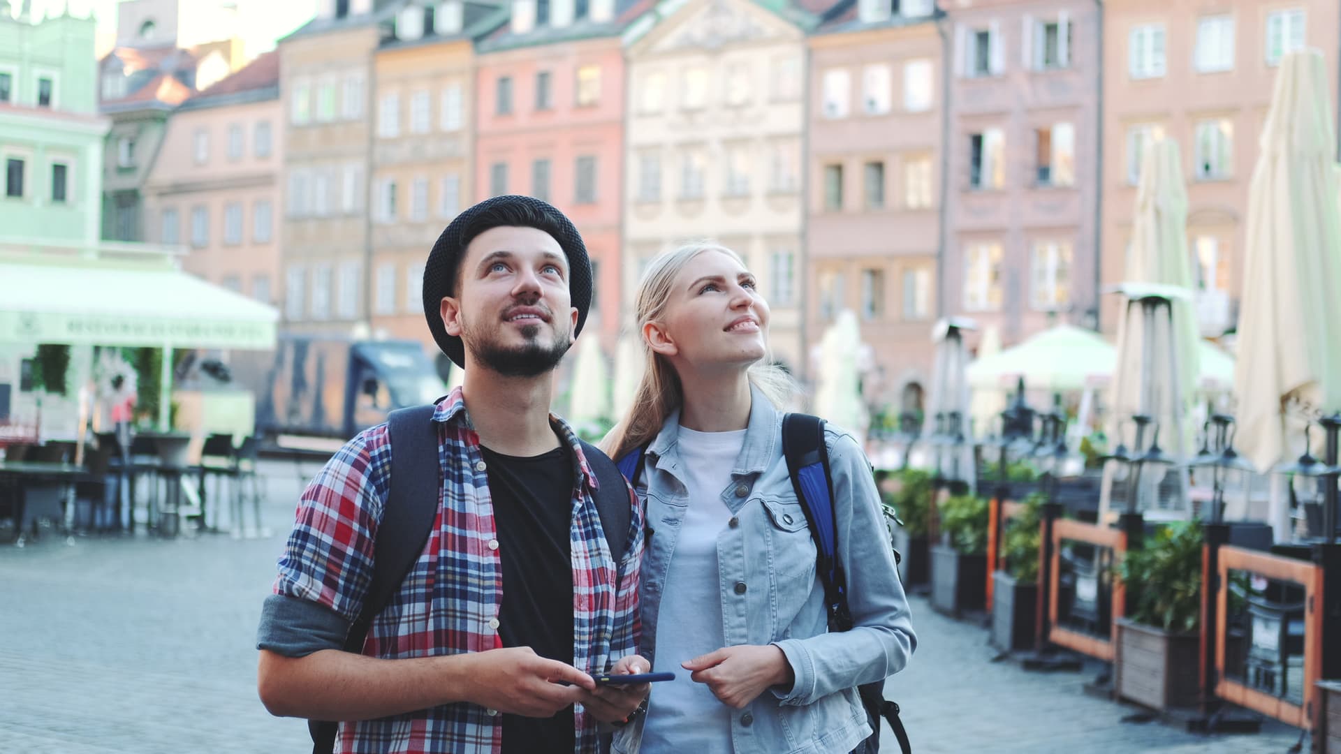 Par står tillsammans på ett torg i en stadskärna