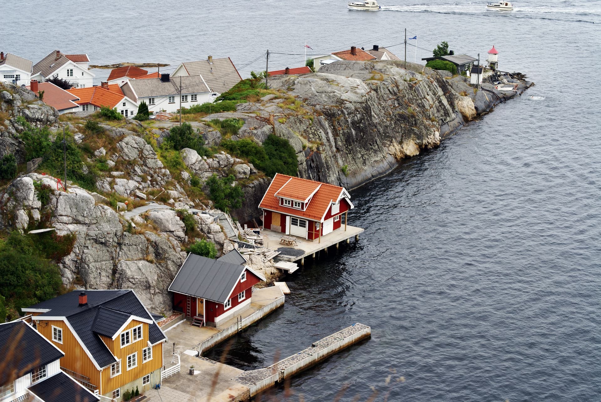 Kustby med små hus vid havet sedd ovanifrån