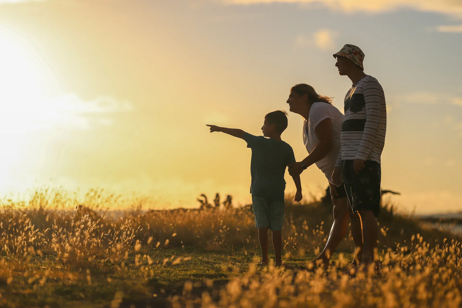 familj med lån hos lea bank står tillsammans i solen