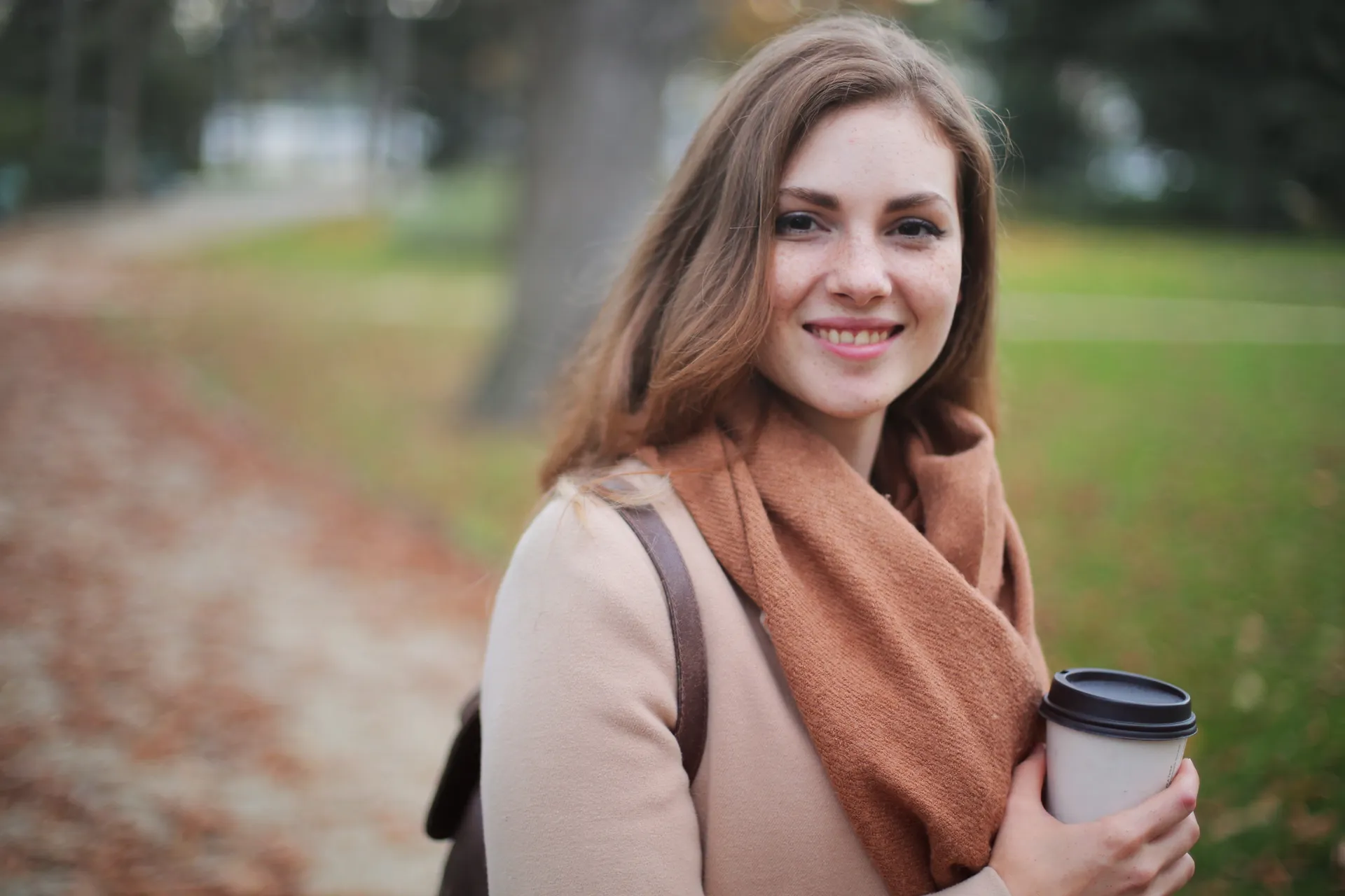 kvinna ler i park och kan låna pengar direkt på kontot