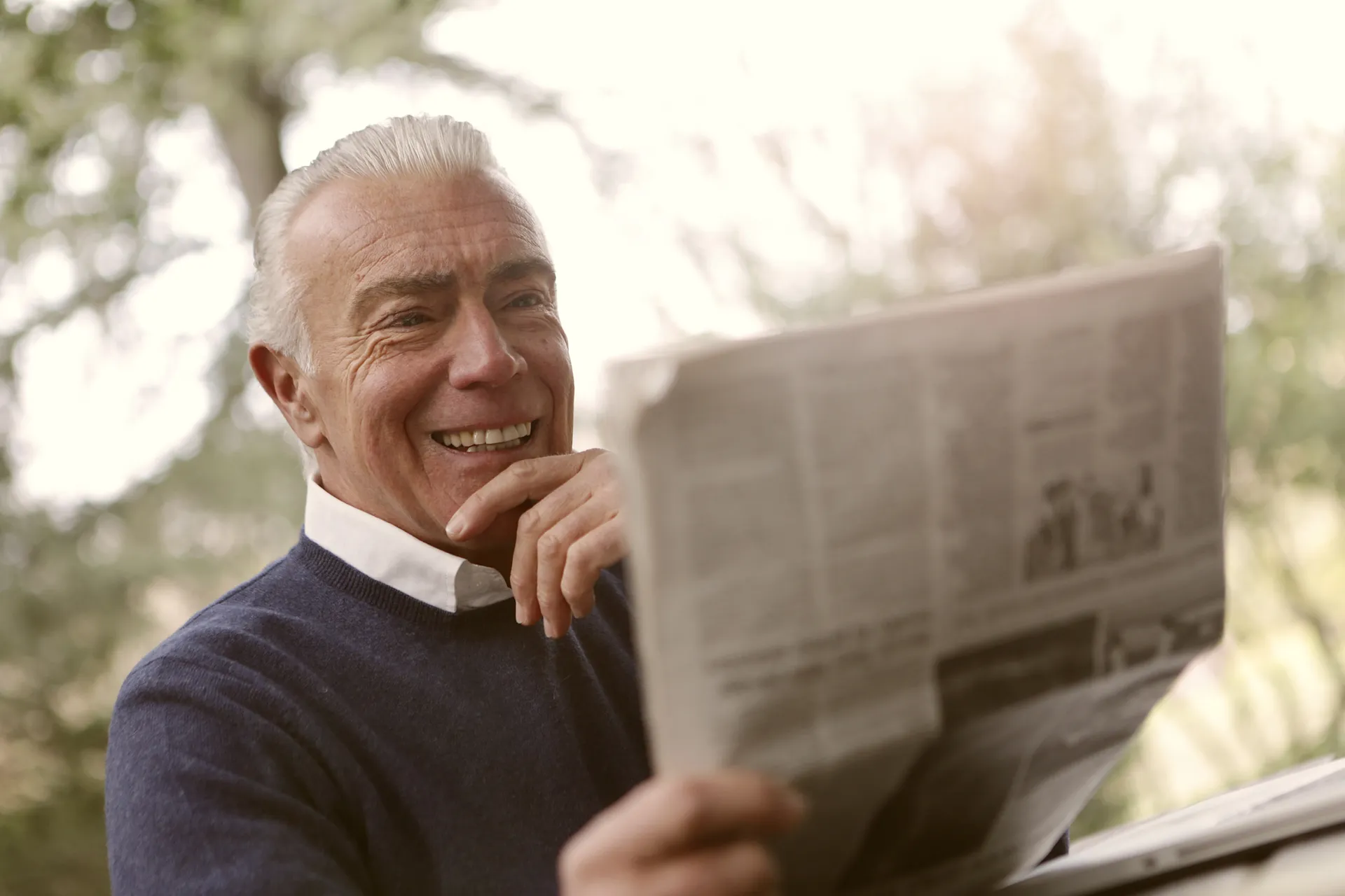 man ser tidningen och tar snabblån