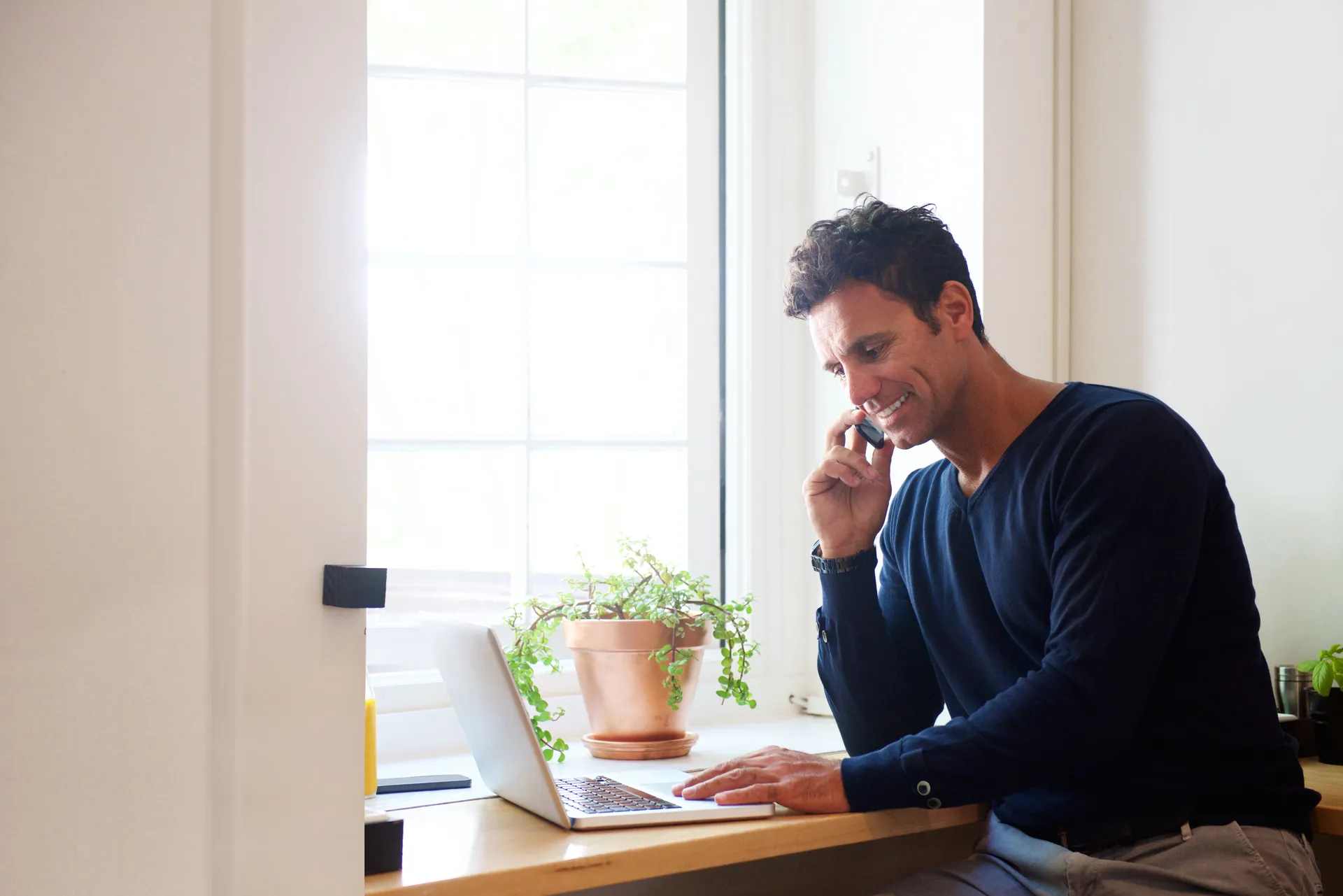 man sitter vid sitt skrivbord och lånar med Likvidum