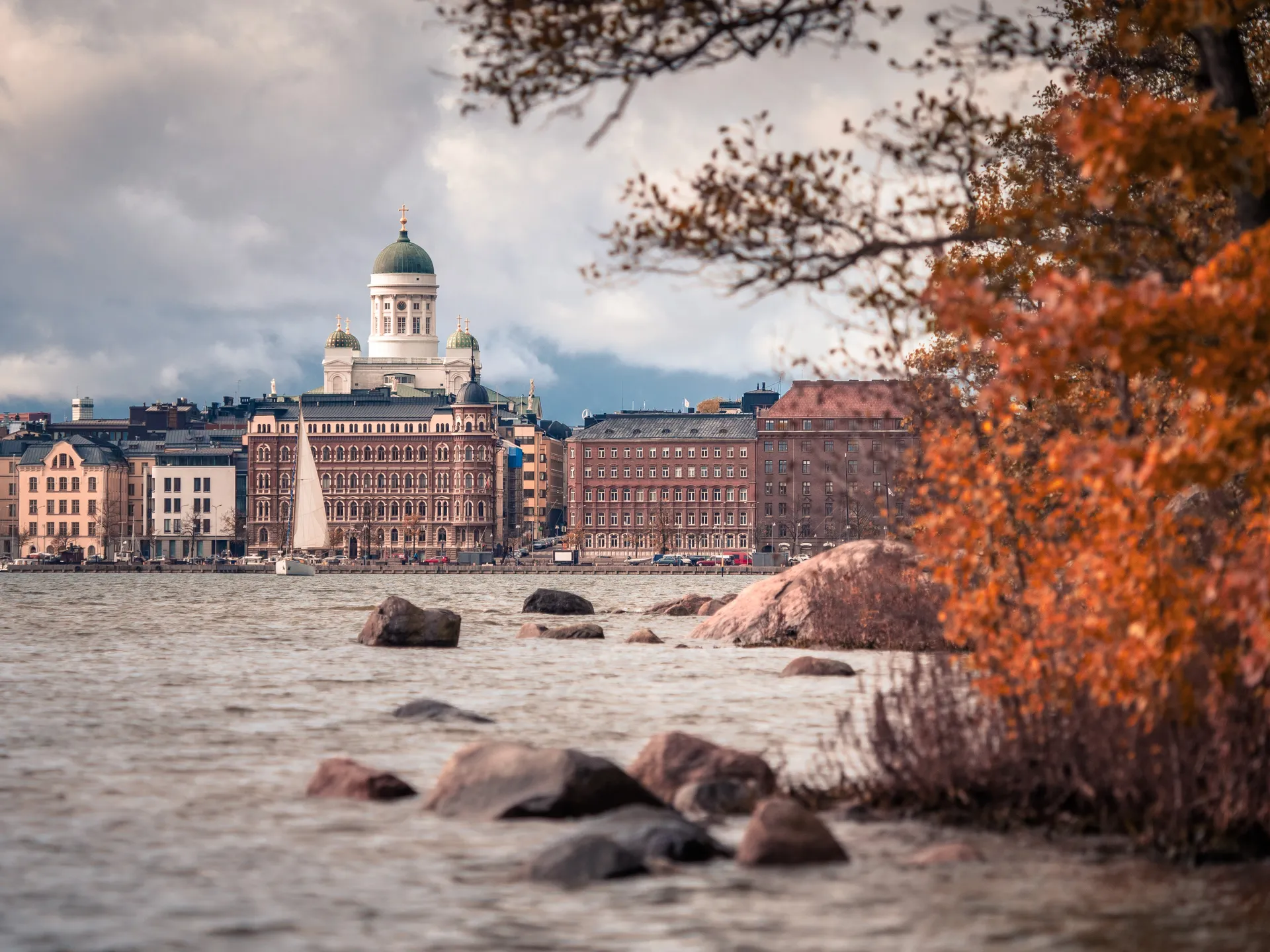 lån med Credento och en stadsdel vid vattnet