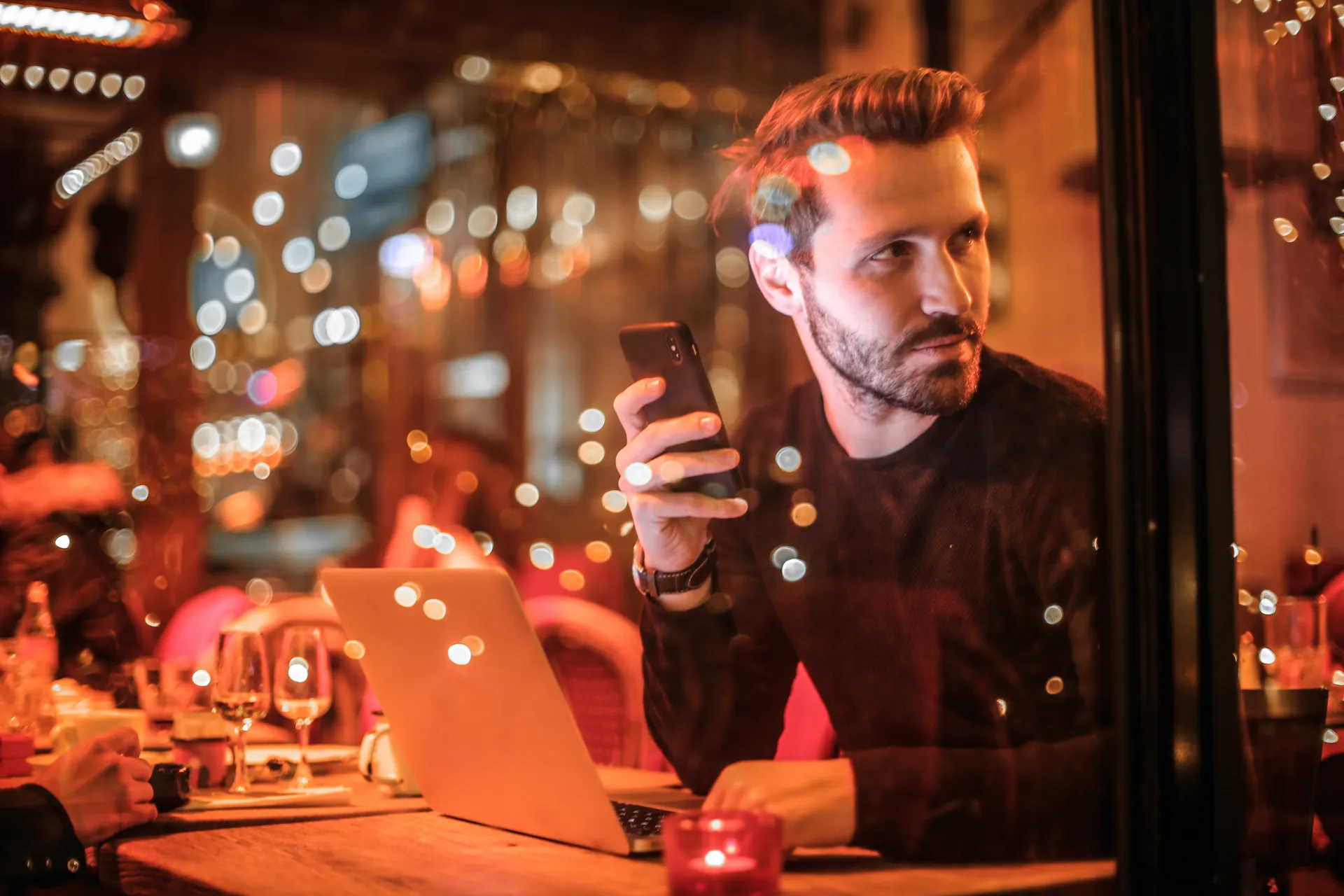 kille med telefon lånar pengar snabbt