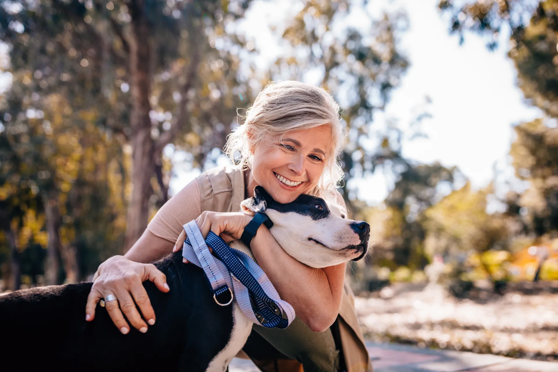 kvinna som kramar hund efter lån hos Bank Norwegian