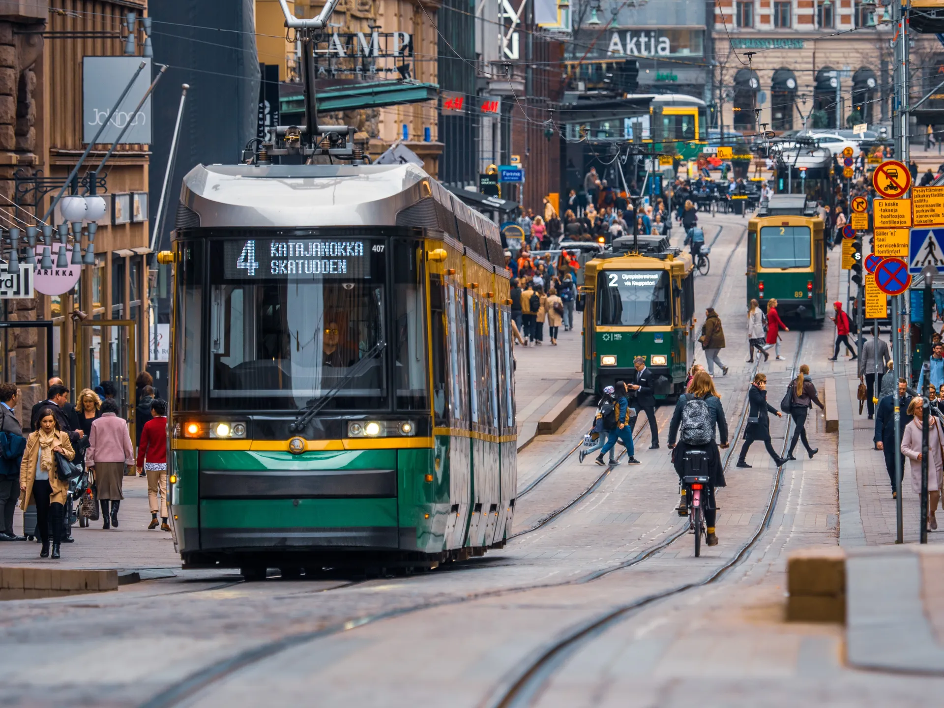 coop medmera bank och stad med trafik och spårvagnar