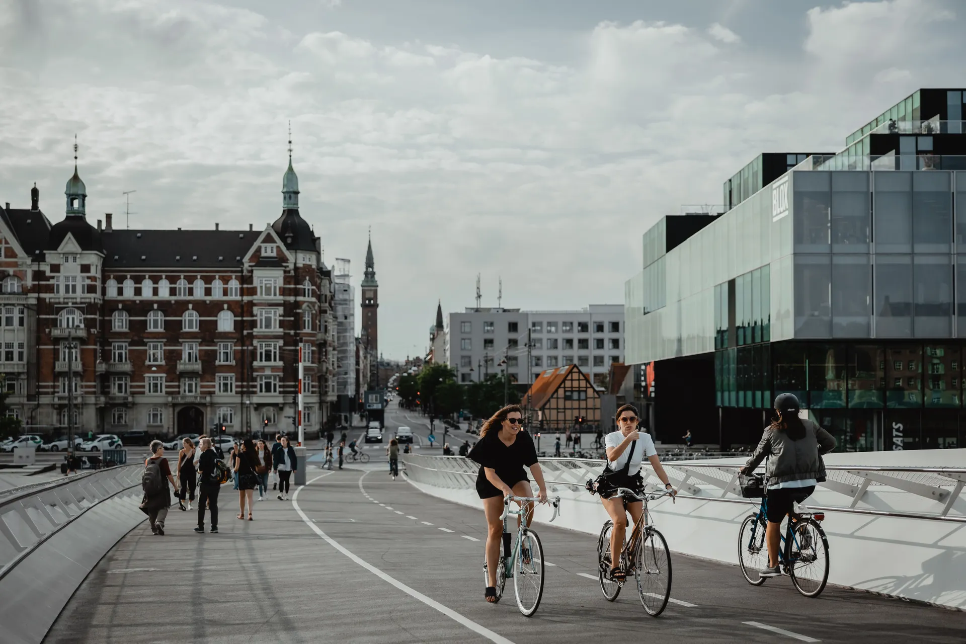 en stad med folk som cyklar till remember bank