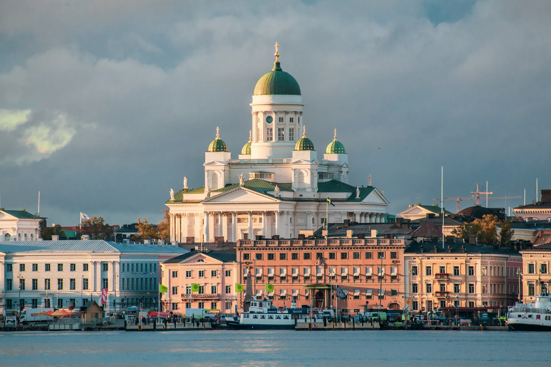 MoneyGo bank byggnad och stad med blå himmel