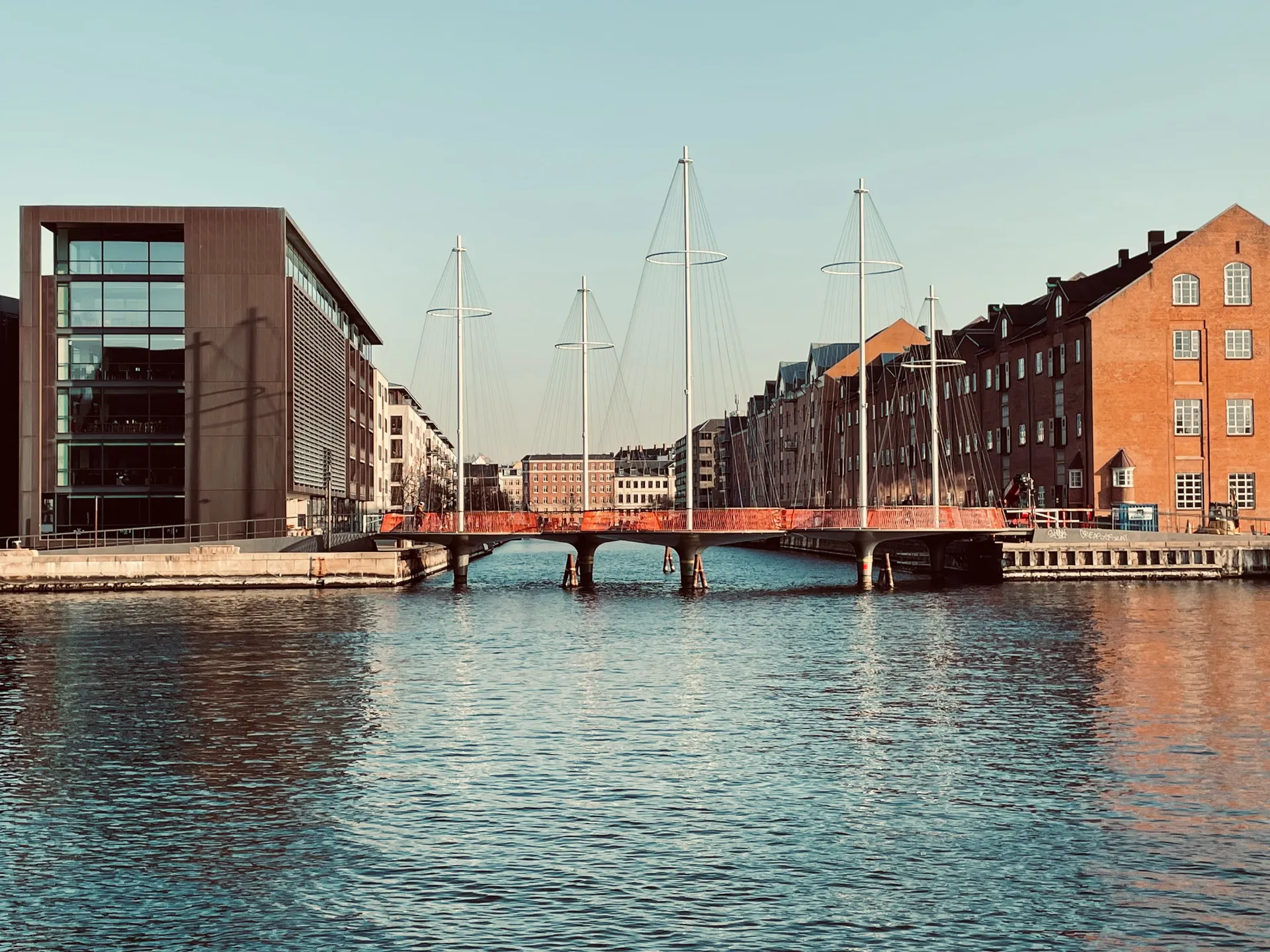 en bro över vattnet med bilen som har ett billån