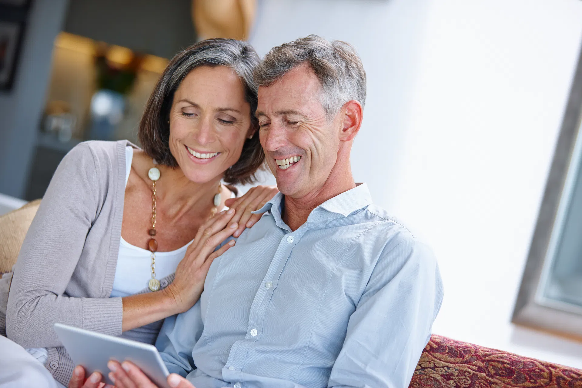 ett medelålders par är glada över sitt billån